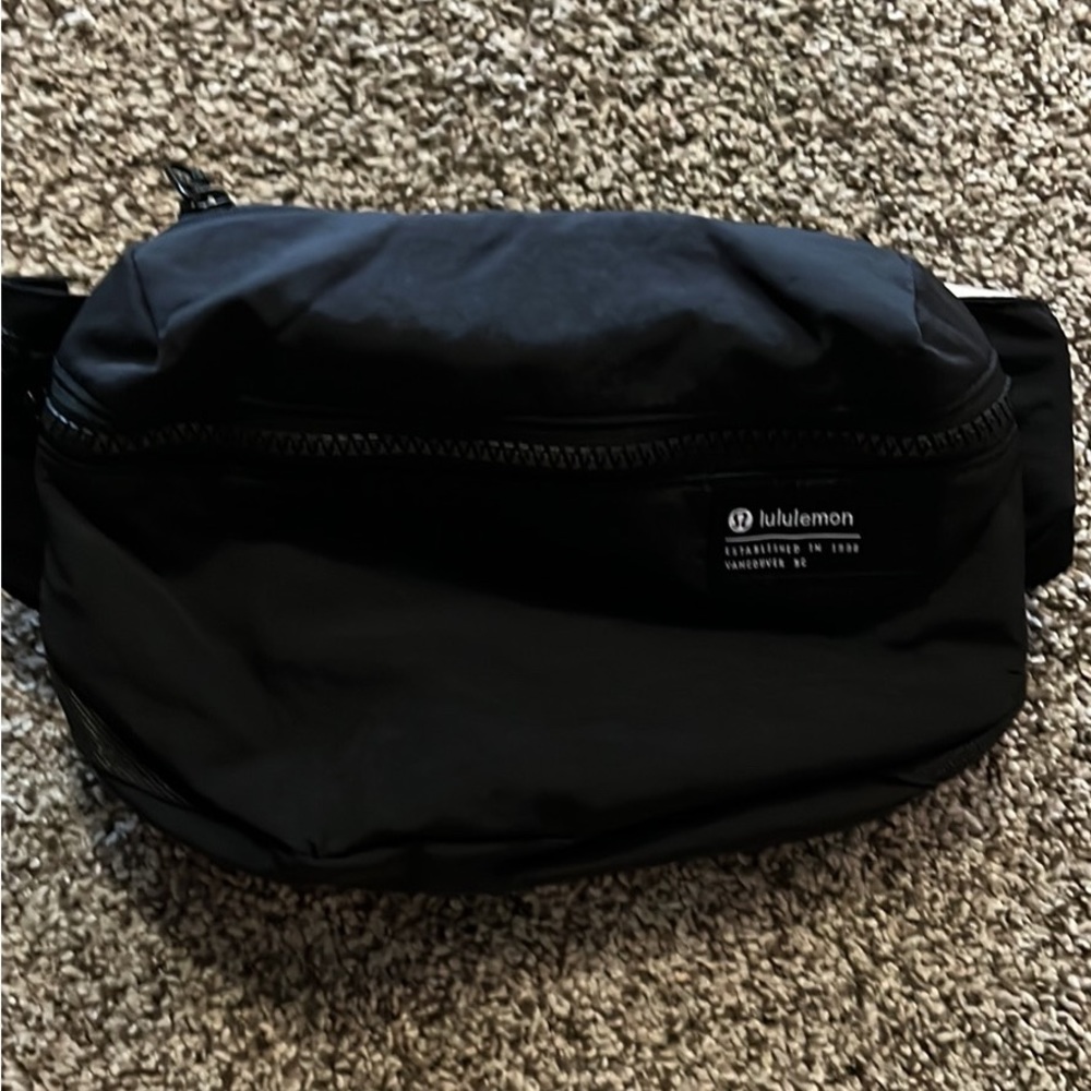 🍋 lululemon clean lines belt bag
